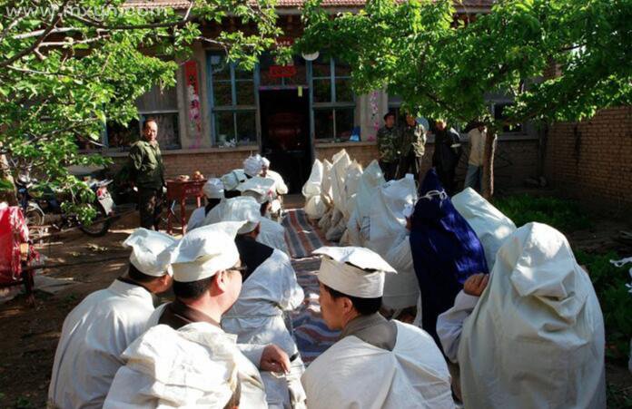梦见别人戴孝白布