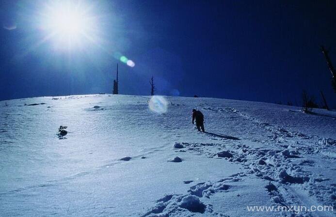 女人梦见雪地行走