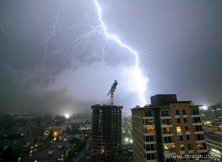 梦见打雷闪电倾盆大雨