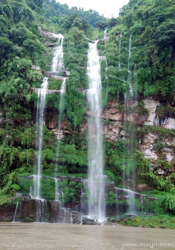 梦见瀑布从高山上流下