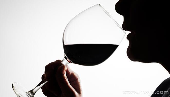 梦见自己喝酒