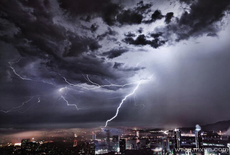 梦见电闪雷鸣