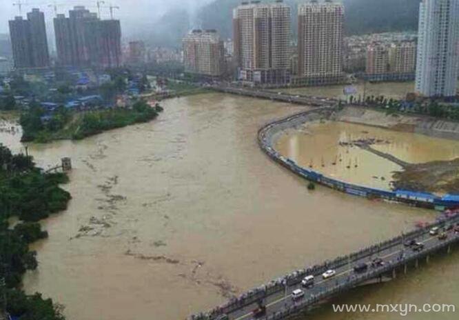 梦见大河涨水