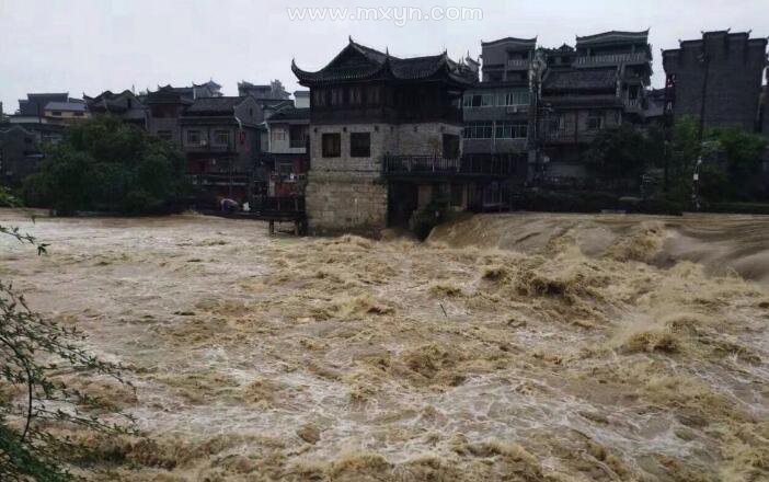 梦见下大雨发大水