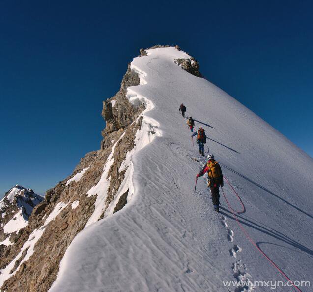 梦见爬雪山