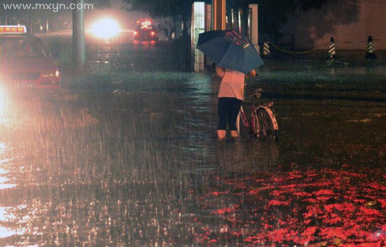 梦见下大雨