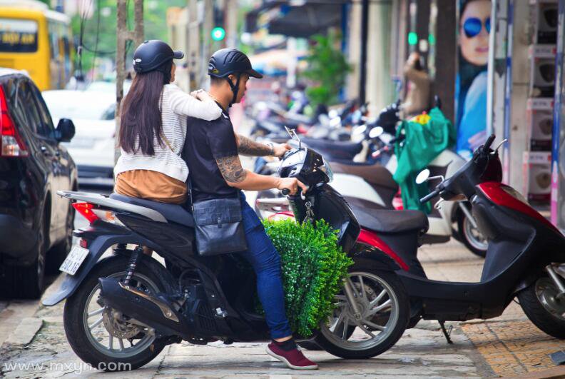 梦见坐摩托车