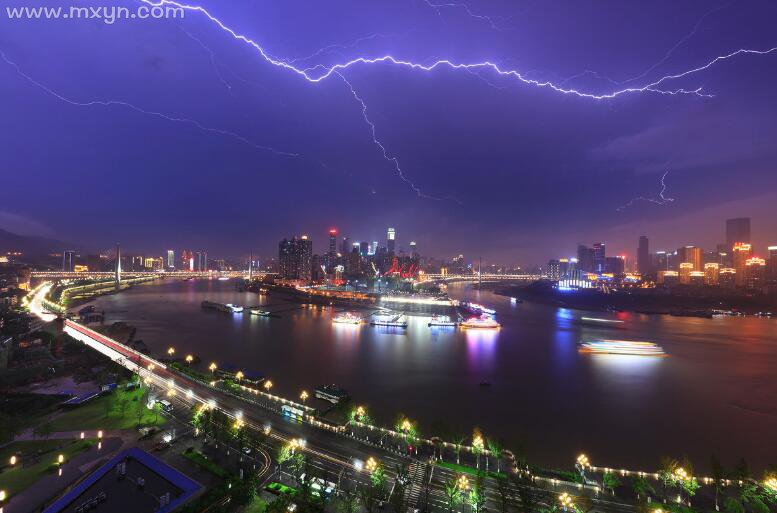 梦见电闪雷鸣狂风暴雨