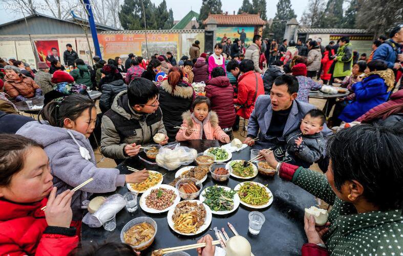 梦见摆酒席好多人吃饭