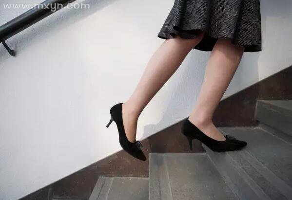 女人梦见艰难爬上楼梯