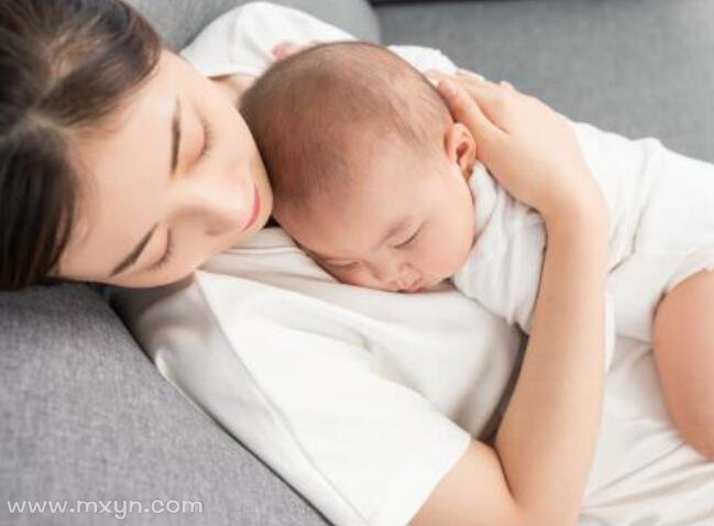 梦见自己抱着一个女婴