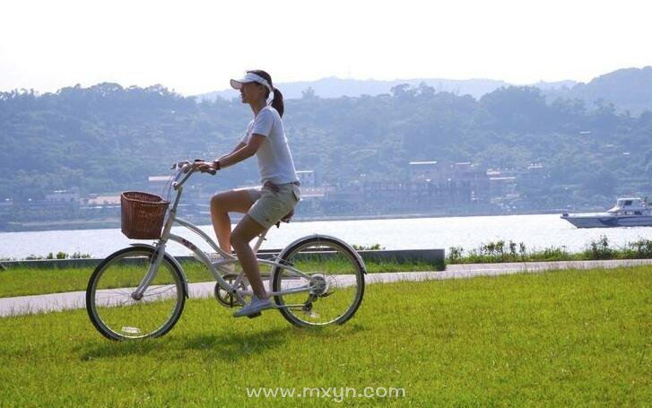 女人梦见自己骑自行车