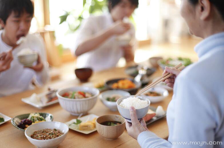 梦见一家人在一起吃饭