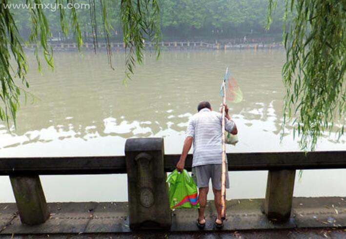 梦见水涨高