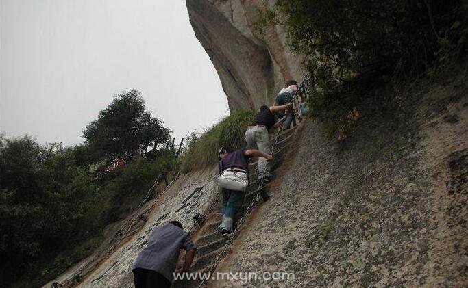 梦见爬山很陡峭很害怕