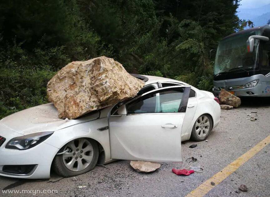 梦见车被砸了