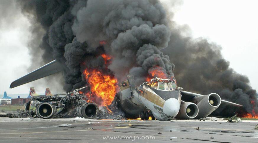 梦见飞机坠毁爆炸起火