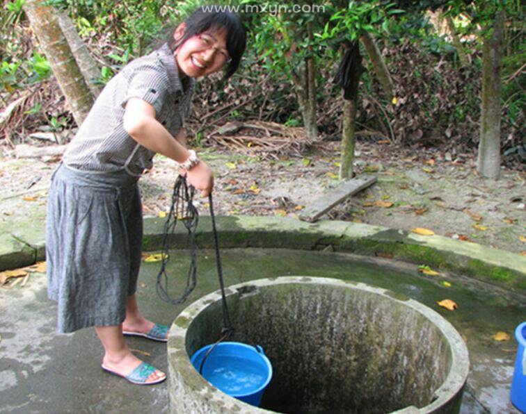 梦见用水桶从井里提水