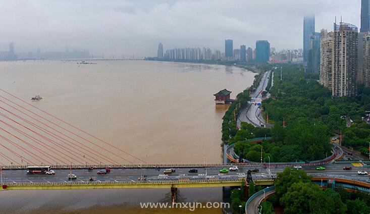 梦见下暴雨发大水