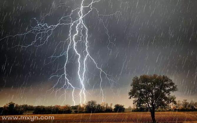 梦见闪电打雷下大雨