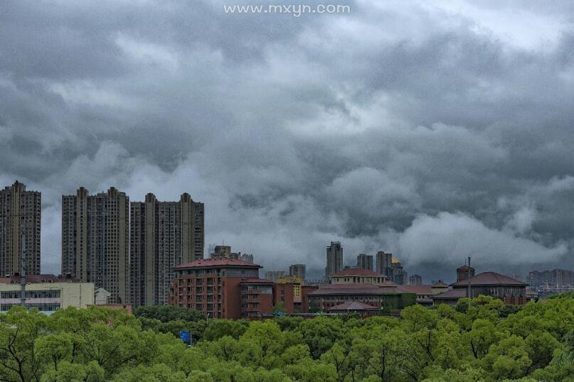 梦见乌云密布下大雨