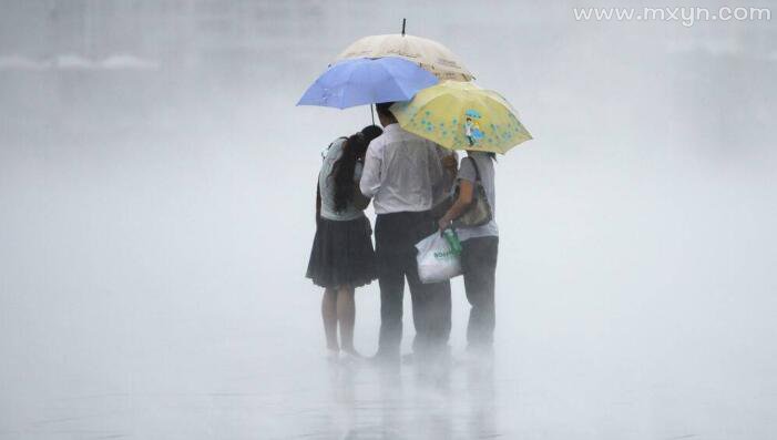 梦见乌云密布下大雨