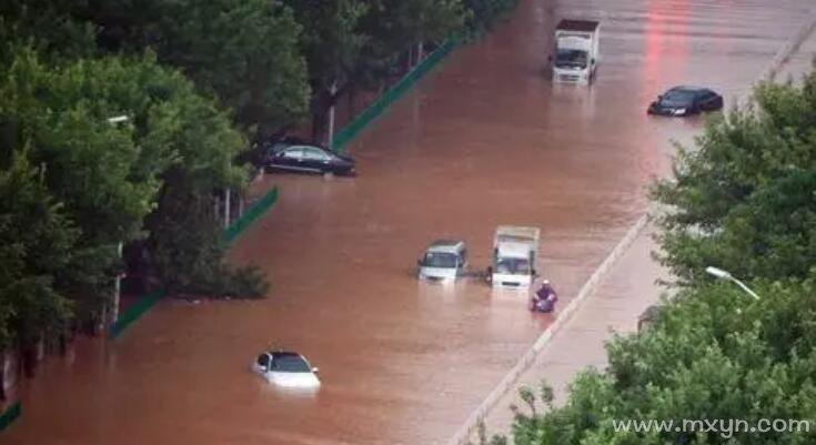 梦见雨水把路淹了