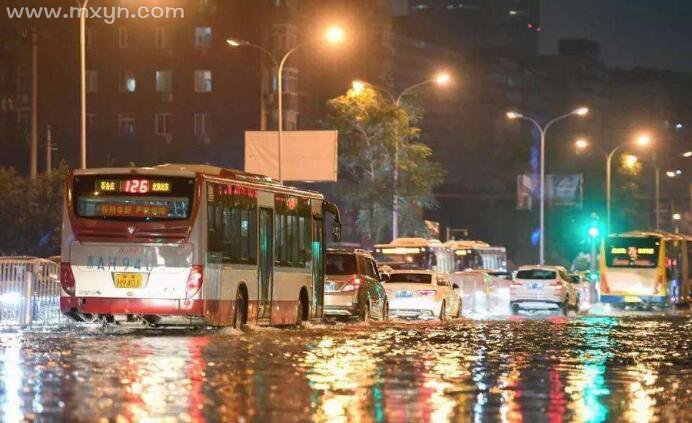 梦见被大雨淋湿