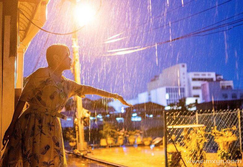 梦见躲雨