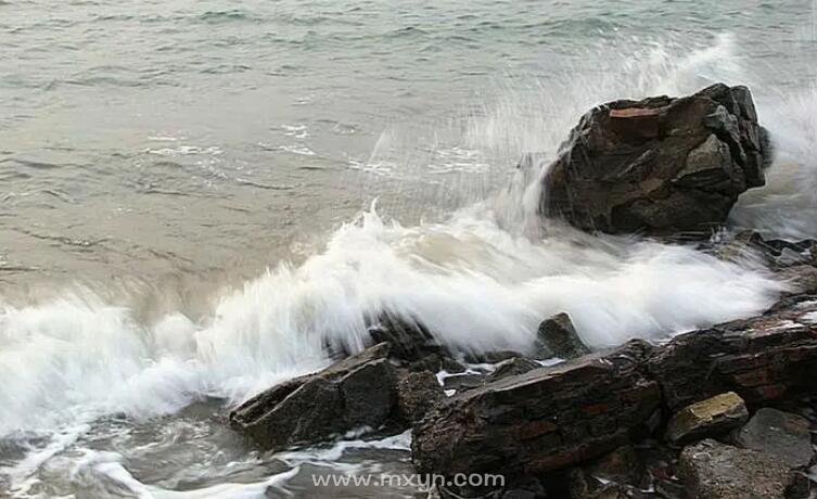 梦见江水波涛汹涌