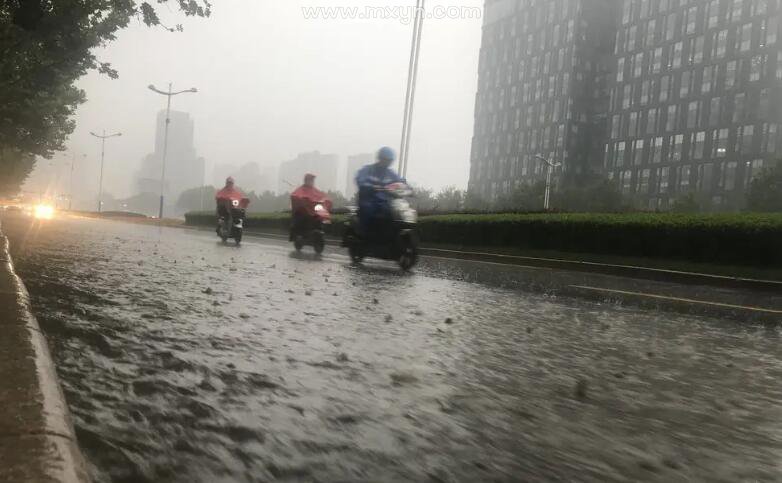 梦见雨水成河