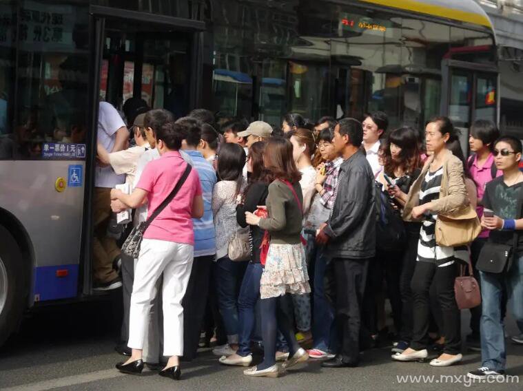 梦见很多人挤一辆车