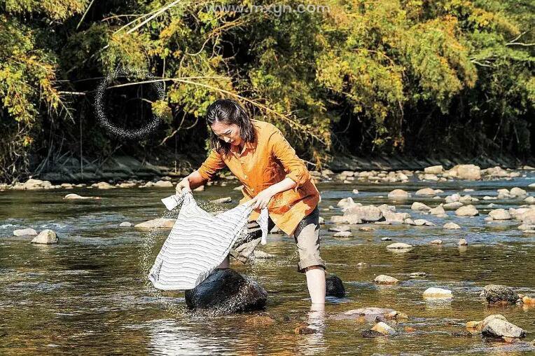 梦见在水里捞衣服