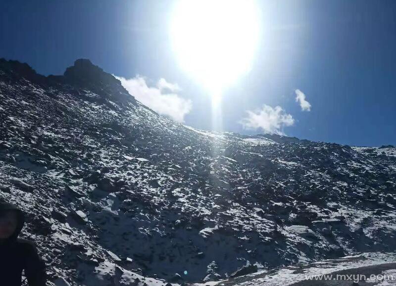 梦见自己仰望高山